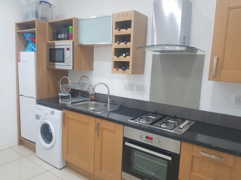 Photo 4: Spacious kitchen / 