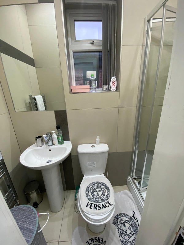 Photo 6: Bathroom with all sanitary ware / Sink / Towel rail