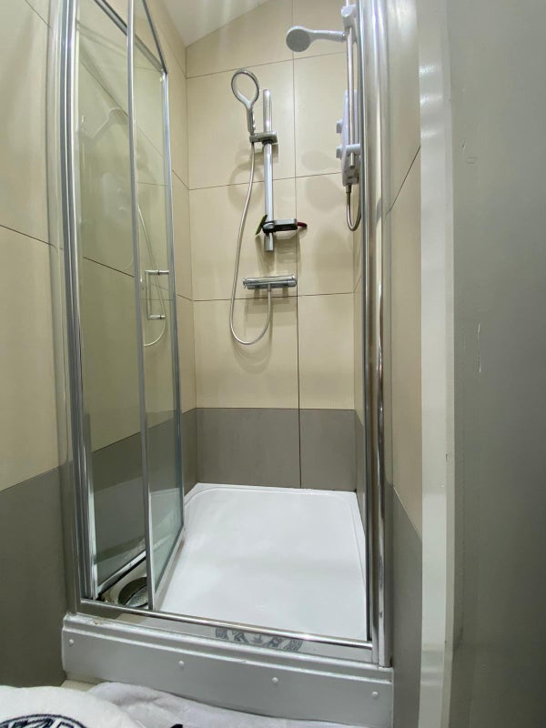 Photo 7: Bathroom / Shower enclouser 
