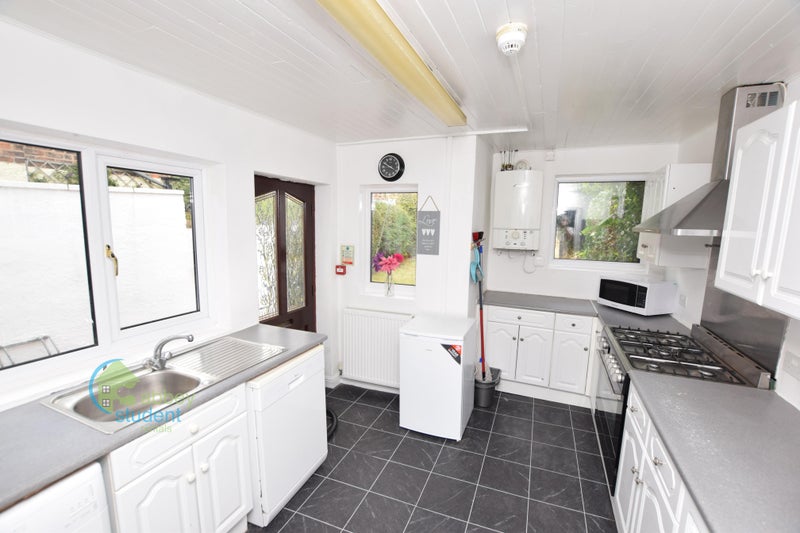 Photo 1: Kitchen