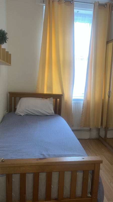 Photo 1: bed bedroom