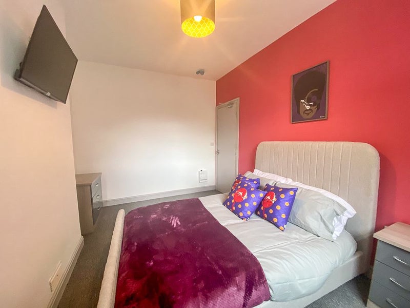 Photo 1: Room 2