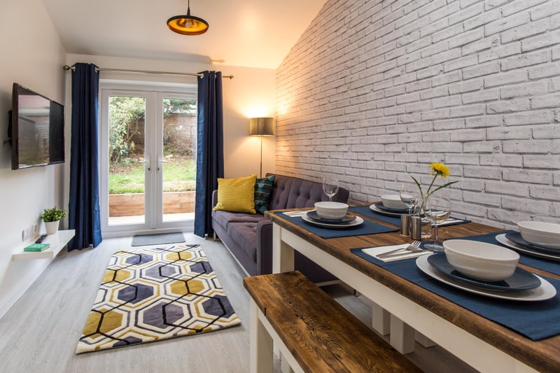 Photo 1: Lounge Area 