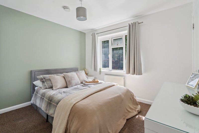 Photo 1: £800 - Large Open Double With En-suite