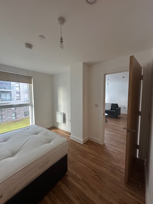 Photo 2: En-suite Double Bedroom