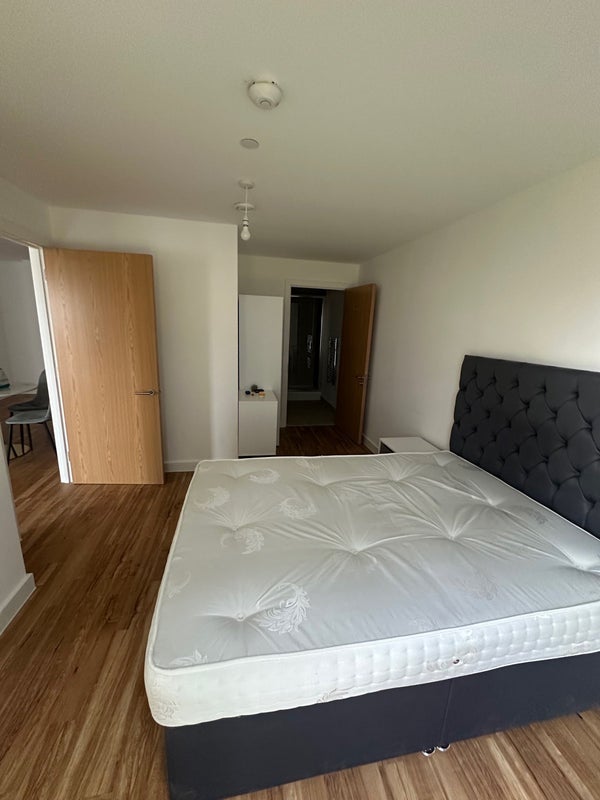 Photo 1: En-suite Double Bedroom