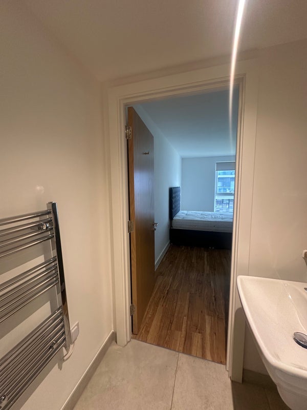 Photo 5: En-suite
