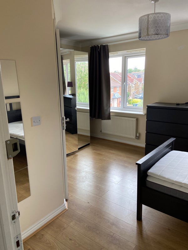 Photo 1: Bedroom 1