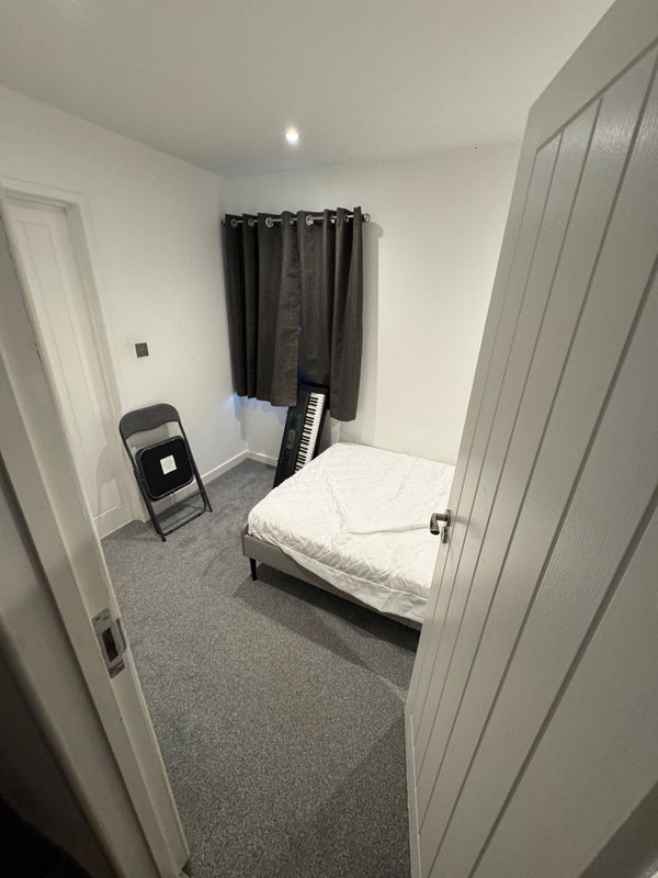 Photo 1: Bedroom 
