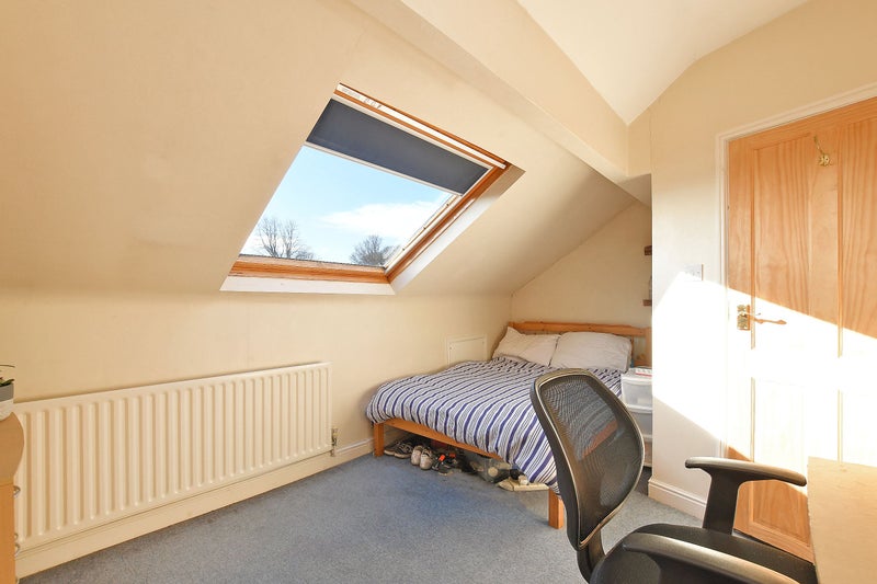 Photo 1: Bright, spacious bedroom