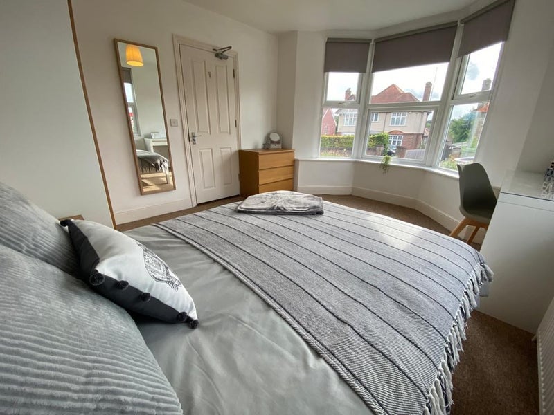 Photo 1: £715 - Spacious Double With Large Bay Window
