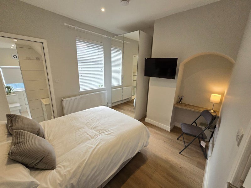 Photo 1: Spacious Hi-Spec Ensuite, Tv, Fast Broadband, Desk