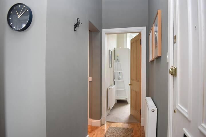 Photo 7: The hallway/entryway