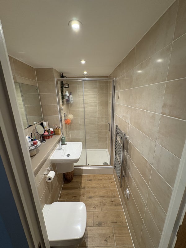 Photo 9: En-Suite