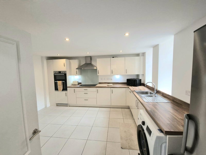 Photo 1: Kitchen: Large and Well Equipped.