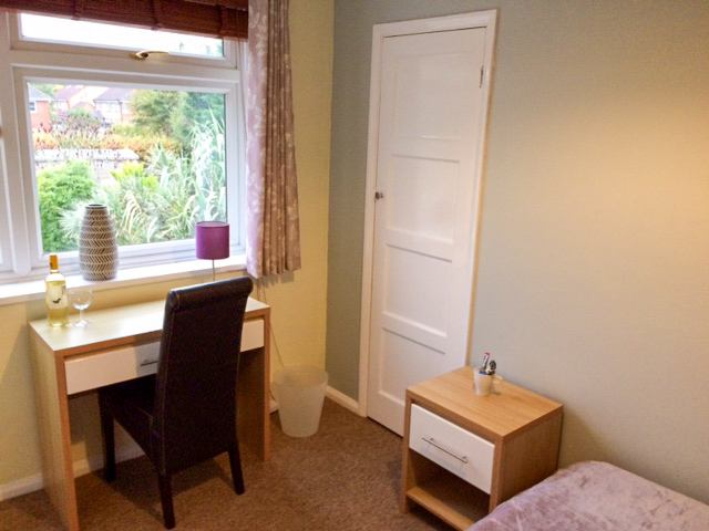 Photo 1: First Floor Dble with views of lovely garden £800pm