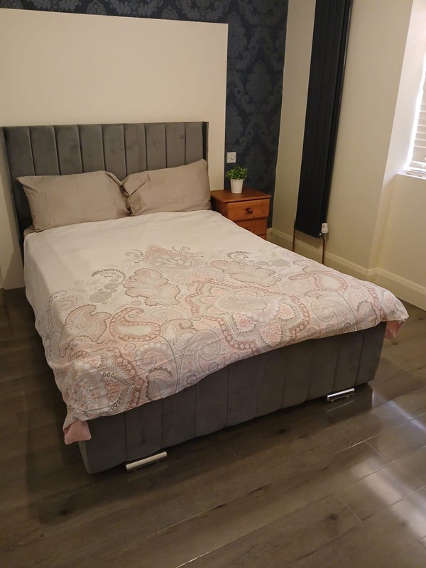 Photo 1: Bedroom