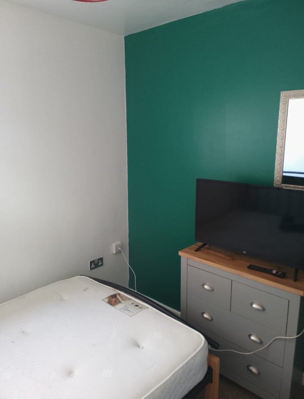 Photo 1: Room 2
