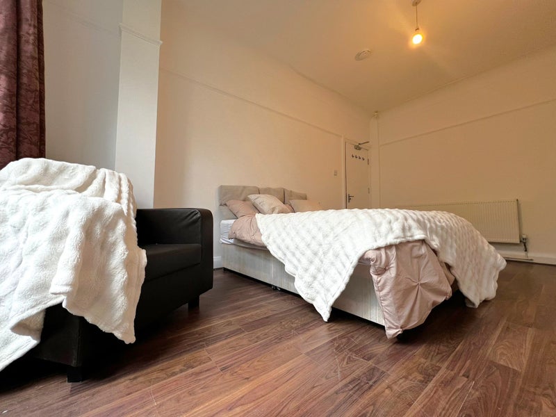 Photo 1: room 5, 10th August
