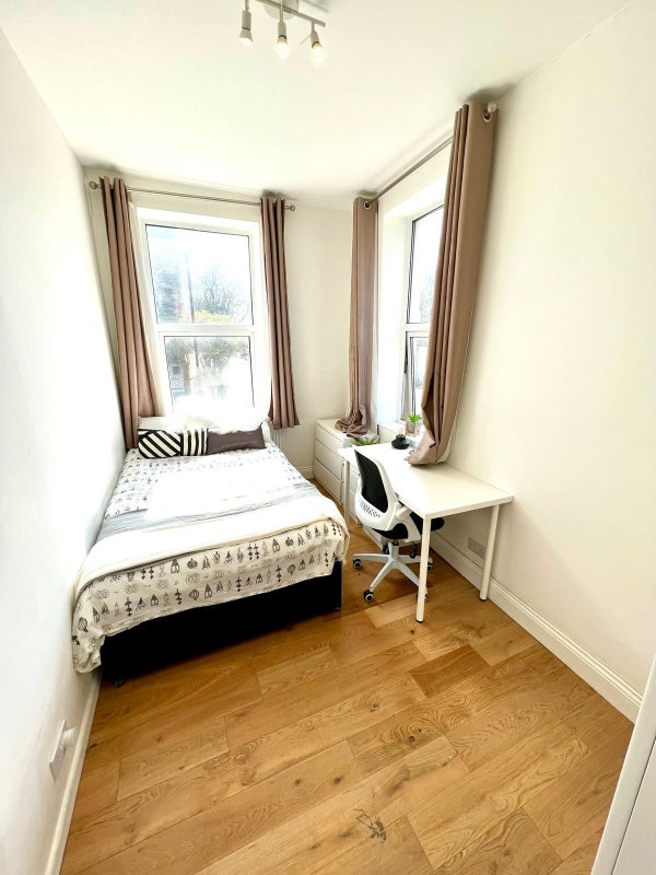 Photo 1: Room £1380