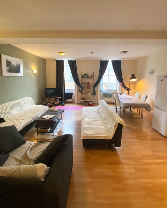 Photo 1: Living room 