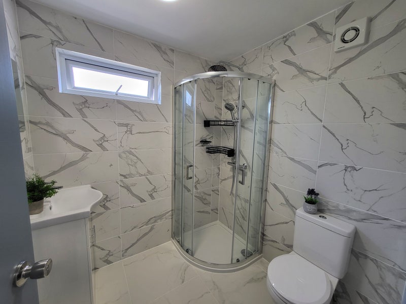 Photo 11: Room 5 bathroom