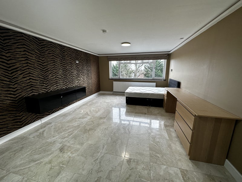 Photo 1: Room 1