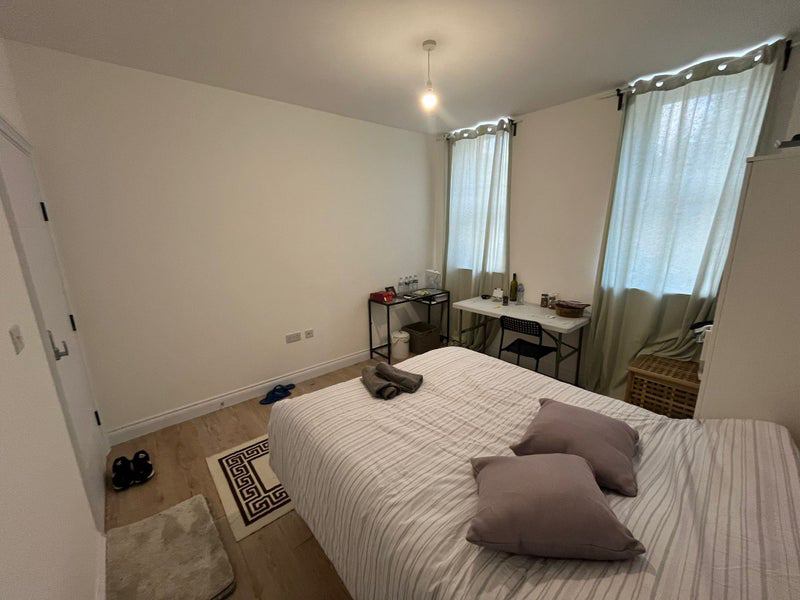 Photo 1: Room 4 - Available from 01/08 - £650