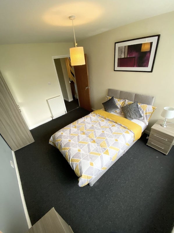 Photo 1: Room 4
