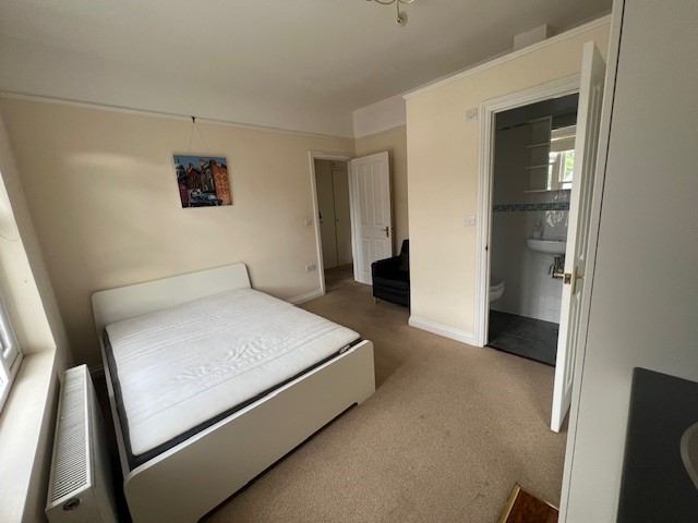 Photo 1: En-Suite Double Bedroom available immediately
