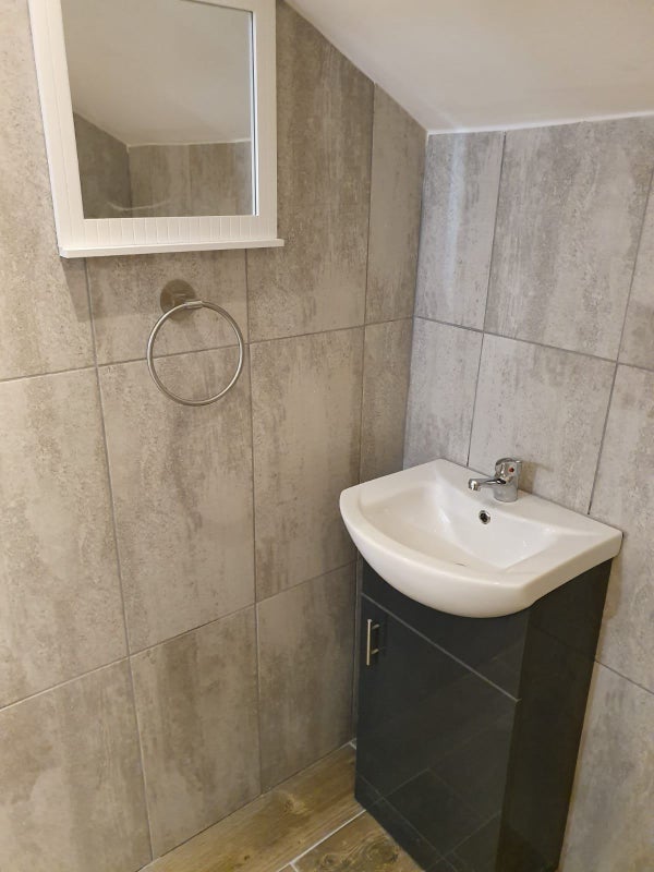 Photo 5: Modern Bathroom