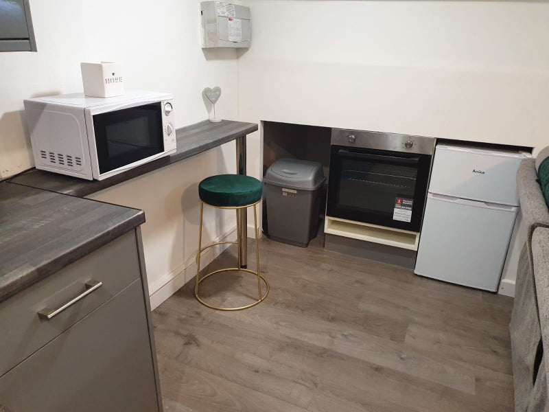 Photo 7: Modern Kitchenette