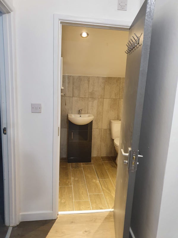 Photo 8: Spacious En Suite
