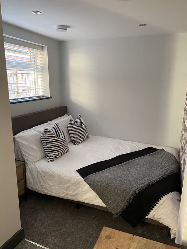 Photo 1: ROOM 2