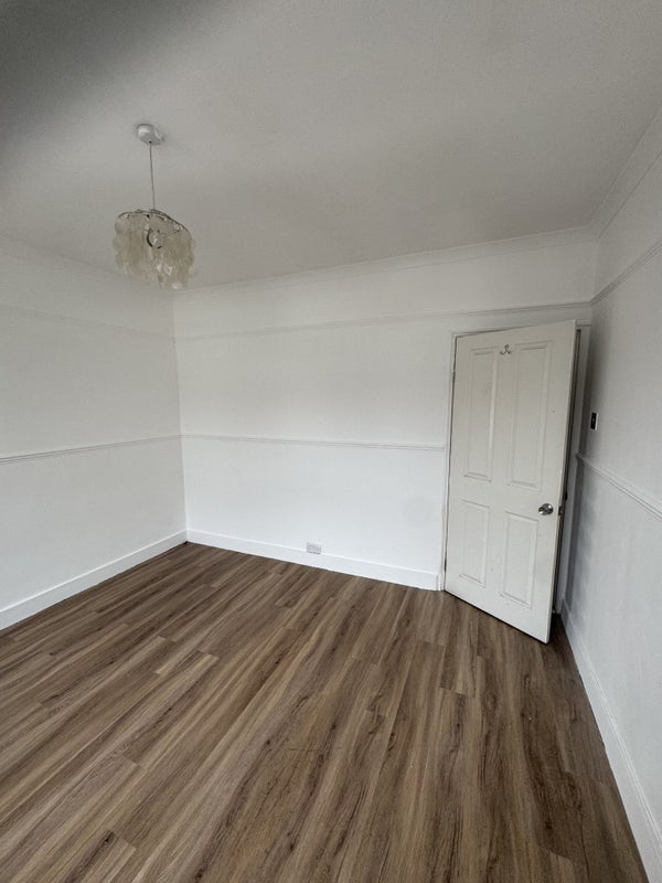 Photo 5: Bedroom 1