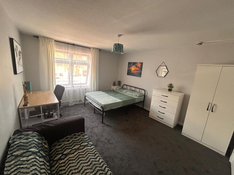 Photo 1: Bedroom 2