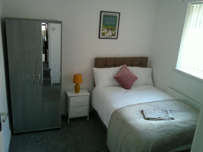 Photo 1: Bedroom 2