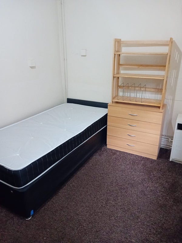 Photo 1: Room 25 Single 
