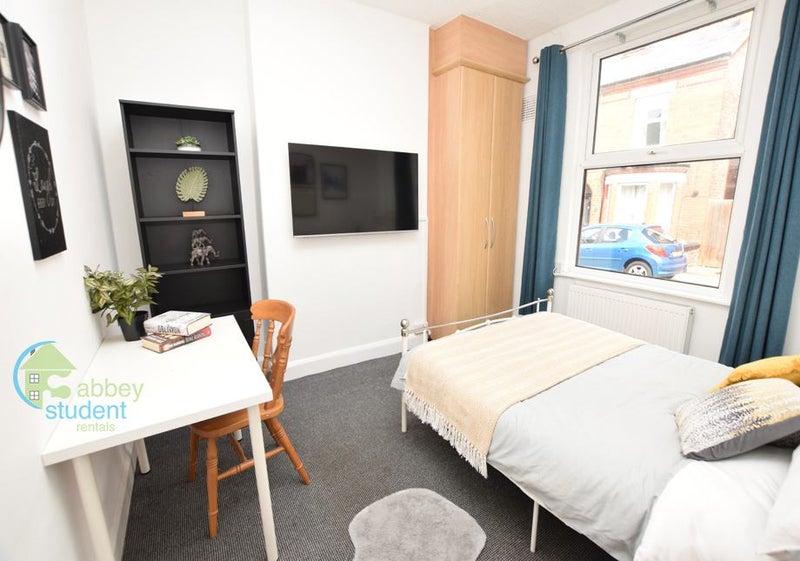 Photo 1: Bedroom 1