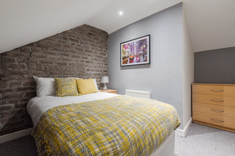 Photo 1: Room 4