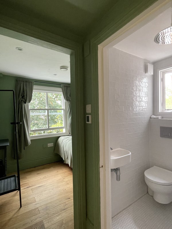 Photo 1: Annexe Room with Private En Suite Bathroom