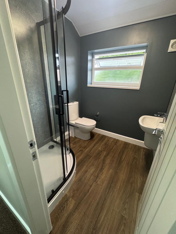 Photo 1: Shared bathroom between 2 rooms