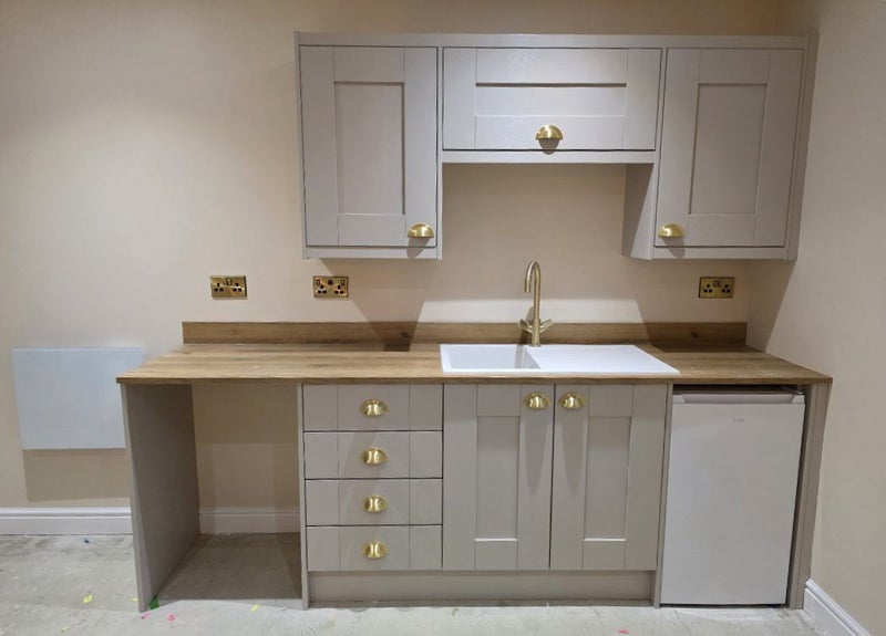 Photo 1: Kitchenette