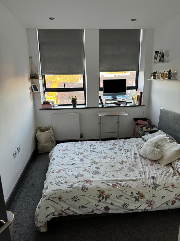 Photo 1: Bedroom