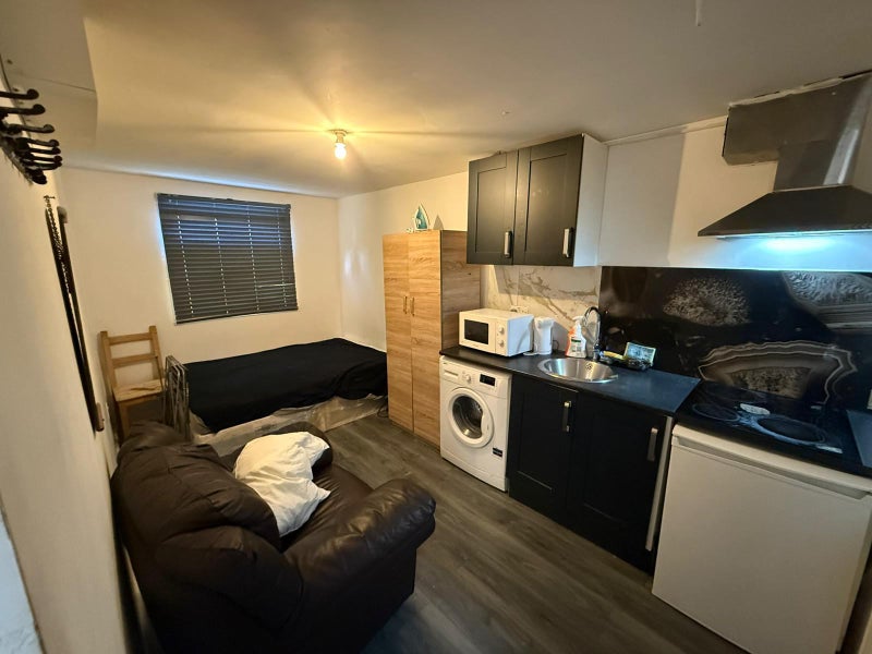 Photo 1: Studio Flat