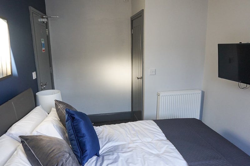Photo 1: Room 1