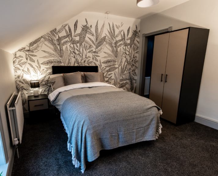 Photo 1: Room 5- ensuite