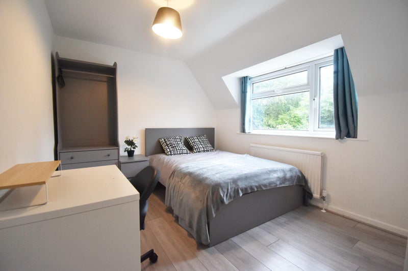 Photo 1: Great Ensuite Room