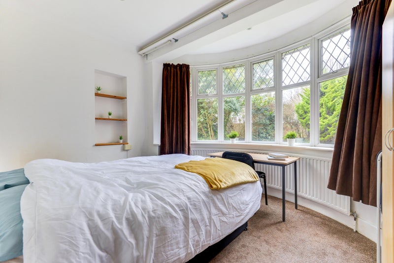 Photo 1: Bedroom 1