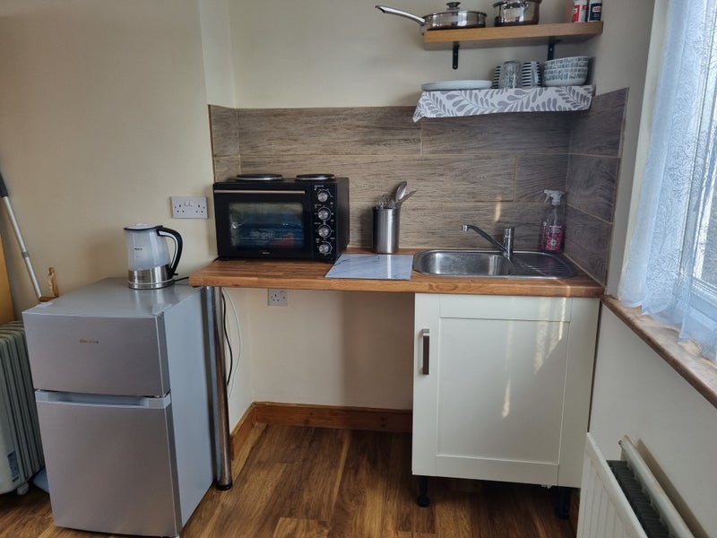 Photo 3: Kitchenette